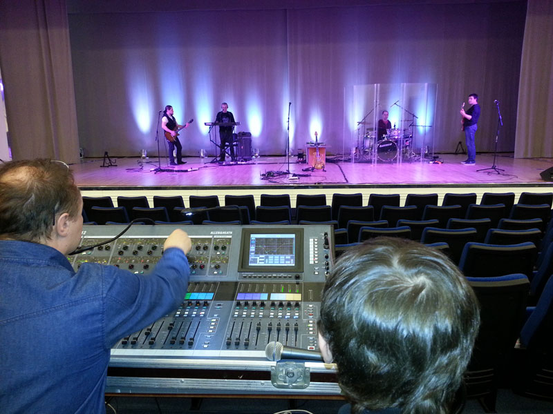 техническими специалистами  установка звукового и светового оборудования для выступления музыканта Сергея Трофима.